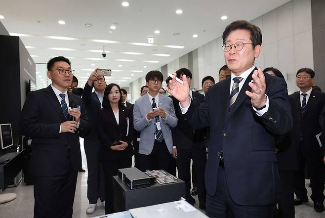 이재명 대통령이 20일 울산전시컨벤션센터에서 열린 인공지능(AI) 글로벌 협력 기업 간담회 뒤 AI 제품·서비스 시연을 참관하며 발언하고 있다. [김호영 기자]