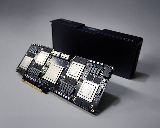 SK텔레콤이 AI 반도체 스타트업 리벨리온과 ‘에이닷 전화 통화요약’ 등 자사 주요 인공지능 서비스들에 리벨리온의 NPU를 적용하기 위한 테스트를 진행 중이라고 25일 밝혔다. 사진은 리벨리온 아톰 맥스. [사진 = SKT]