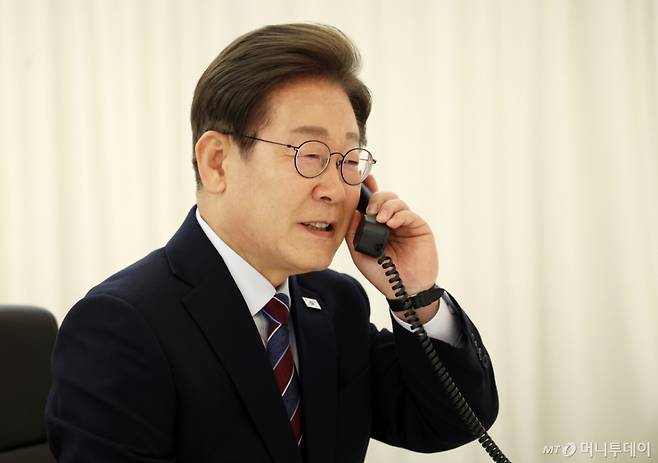 [서울=뉴시스] 고범준 기자 = 이재명 대통령이 6일 서울 한남동 관저에서 도널드 트럼프 미국 대통령과 전화 통화를 하기 위해 수화기를 들고 있다. 2025.06.06. bjko@newsis.com /사진=