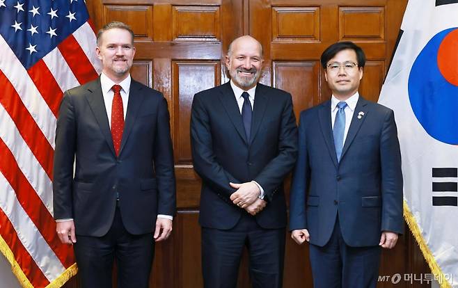 (서울=뉴스1) = 여한구 산업통상자원부 통상교섭본부장이 23일(현지시간) 미국 워싱턴 D.C 상무부 회의실에서 하워드 러트닉 미국 상무부 장관과 제이미슨 그리어 미국 무역대표부 대표와 면담 후 기념 촬영을 하고 있다. (산업통상자원부 제공. 재판매 및 DB 금지) 2025.6.24/뉴스1  Copyright (C) 뉴스1. All rights reserved. 무단 전재 및 재배포,  AI학습 이용 금지. /사진=(서울=뉴스1)