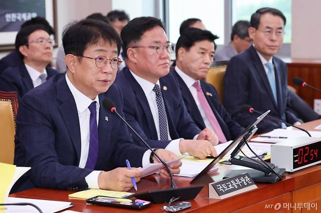 (서울=뉴스1) 안은나 기자 = 박상우 국토교통부 장관이 25일 오전 서울 여의도 국회에서 열린 제426회국회(임시회) 국토교통위원회 제1차 전체회의에서 의원 질의에 답하고 있다. 2025.6.25/뉴스1  Copyright (C) 뉴스1. All rights reserved. 무단 전재 및 재배포,  AI학습 이용 금지. /사진=(서울=뉴스1) 안은나 기자