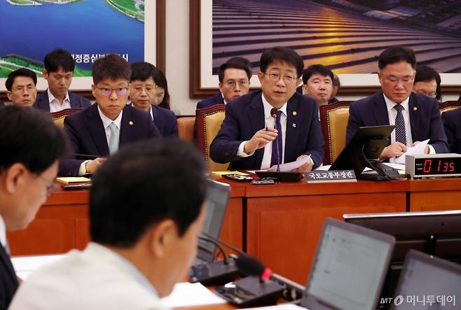 [서울=뉴시스] 고승민 기자 = 25일 서울 여의도 국회에서 열린 제416회 국회(임시회) 국토교통위원회 제1차 전체회의에서 박상우 국토교통부 장관이 의원 질의에 답하고 있다. 2025.06.25. kkssmm99@newsis.com /사진=고승민
