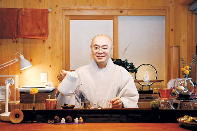 묘장 스님이 주지로 있는 서울 회기동 연화사의 접견실 ‘선향제(善香齊)’. 신자들과 인근 청년들이 자주 찾아와 상담을 청한다. 스님이 직접 내려주는 ‘묘 브루잉’ 커피도 공짜로 맛볼 수 있다. 문호남 기자