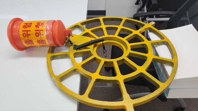 호우 시 맨홀 추락 방지 부표. 부산시청 제공