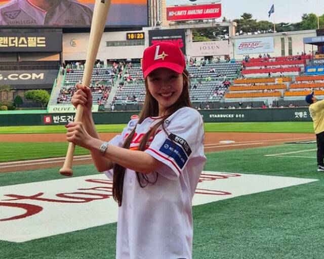 민아가 SSG 랜더스 경기에서 시타를 선보였다. / 민아 소셜미디어 캡처