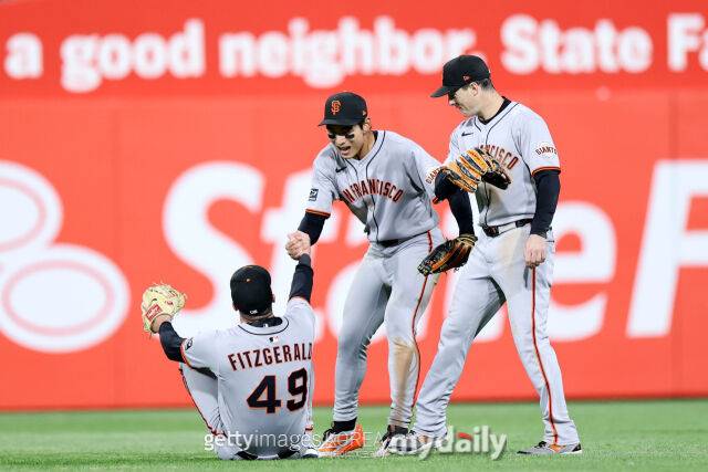 타일러 피츠제럴드와 이정후./게티이미지코리아