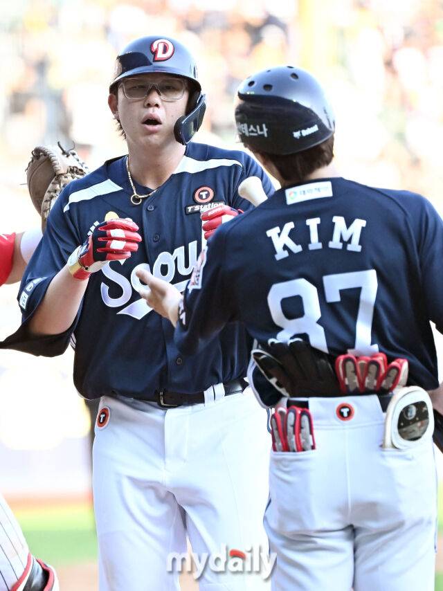 22일 오후 서울 잠실야구장에서 진행된 '2025 프로야구 KBO리그' LG트윈스와 두산베어스의 경기. 두산 김민혁이 5회초 선두타자로 나서 솔로홈런을 터뜨린 뒤 홈을 밟고 있다./마이데일리