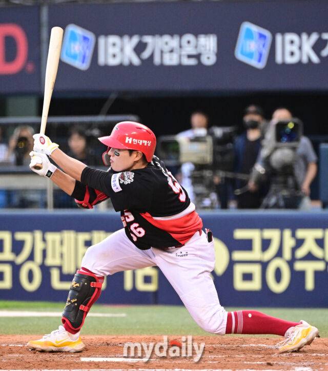 2025년 6월 5일 오후 서울 잠실구장에서 진행된 '2025 신한 SOL뱅크 KBO 리그' KIA 타이거즈와 두산 베어스의 경기. KIA 오선우가 4회초 1사 1루서 타격하고 있다./마이데일리