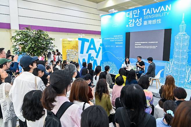 타이완 우밍이 작가가 지난 18일 서울 강남구 코엑스에서 열린 ‘2025 서울국제도서전’에서 ‘떠도는 섬: 우밍이와 복안인의 문학 여정’을 주제로 강연을 하고 있다. [타이완 크리에이티브 콘텐츠 진흥원]