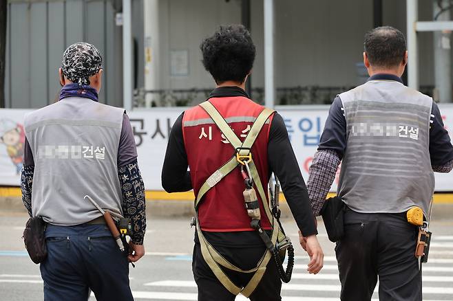 서울 마포구 한 공사 현장에서 관계자들이 이동하는 모습. [연합]