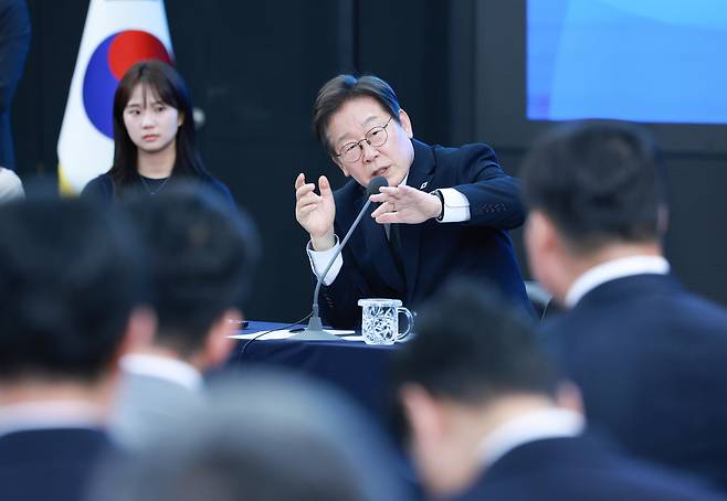 이재명 대통령이 25일 광주광역시 국립아시아문화전당에서 ‘광주시민·전남도민 타운홀미팅’을 하고 있다. [연합]