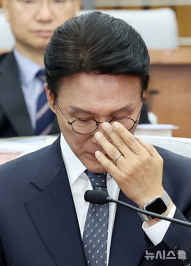 [서울=뉴시스] 김명년 기자 = 김민석 국무총리 후보자가 24일 서울 여의도 국회에서 열린 국무총리 임명동의에 관한 인사청문특별위원회 전체회의에서 안경을 고쳐 쓰고 있다. 2025.06.24. kmn@newsis.com