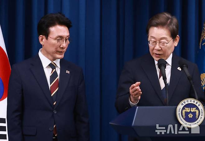 [서울=뉴시스] 고범준 기자 = 이재명 대통령이 4일 서울 용산 대통령실 청사에서 새 정부 첫 인사 발표를 하고 있다. 왼쪽은 김민석 국무총리 후보자. (대통령실통신사진기자단) 2025.06.04. bjko@newsis.com