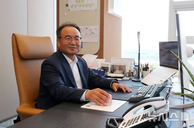 [서울=뉴시스] 김혜진 기자 = 정동섭 휴네시온 대표가 지난달 26일 오후 서울 강동구 휴네시온 본사에서 뉴시스와 인터뷰에 앞서 포즈를 취하고 있다. 2025.06.24. jini@newsis.com