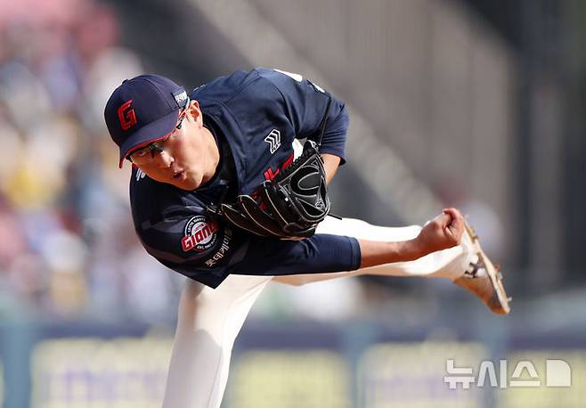 [서울=뉴시스] 김명년 기자 = 23일 오후 서울 송파구 잠실야구장에서 열린 프로야구 2025 KBO리그 롯데 자이언츠 대 LG 트윈스의 경기, 4회말 롯데 선발 박세웅이 공을 던지고 있다. 2025.03.23. kmn@newsis.com