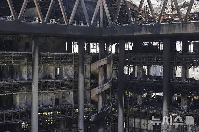 [테헤란=AP/뉴시스] 19일(현지 시간) 이란 테헤란에 위치한 국영방송 IRIB이 이스라엘의 공습으로 건물 뼈대만 남은 채 파손돼 있다. 2025.06.20.