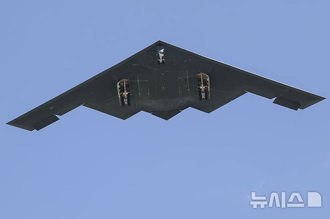 [휘트먼기지=AP/뉴시스] 미군의 B2 스피릿 스텔스 폭격기가 22일(현지 시간) 이란 핵 시설에 대한 대규모 공습을 마치고 미주리주 휘트먼 기지로 복귀하고 있다. 2025.06.23.