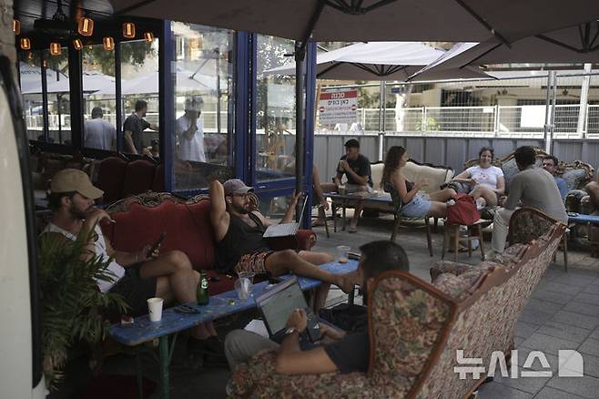 [텔아비브=AP/뉴시스] 도널드 트럼프 미국 대통령이 이란과 이스라엘의 휴전을 발표한 24일(현지 시간) 이스라엘 텔아비브의 한 카페에 시민들이 모여 평온한 시간을 즐기고 있다. 2025.06.25.