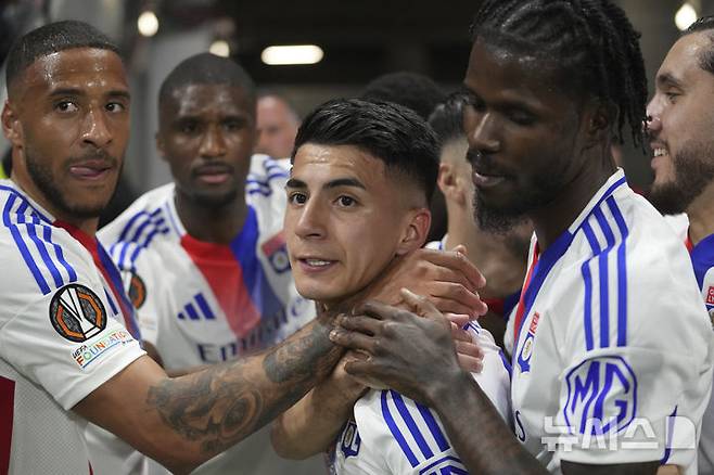 [리옹=AP/뉴시스] 프랑스 프로축구 리그앙 올랭피크 리옹의 티아고 알마다(가운데). 2025.04.10.