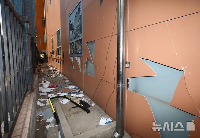[서울=뉴시스] 황준선 기자 = 지난 1월19일 윤석열 대통령 지지자들의 폭력 사태가 벌어진 서울 마포구 서울서부지방법원의 외벽과 유리창이 파손돼 있다. 2025.01.19. hwang@newsis.com