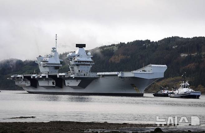 [아가일 앤 뷰트=AP/뉴시스]영국 해군의 기함인 항공모함 ‘프린스 오브 웨일스(Prince of Wales)’호 전단이 지난 23일 싱가포르에 기항했다. 사진은 2024년 11월22일 프린스 오브 웨일스호가 스코틀랜드 아가일 앤 뷰트에 정박해 있는 모습. 2025.06.25