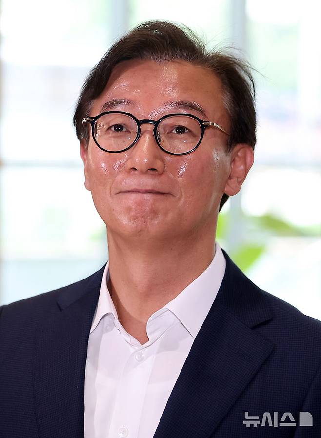 [서울=뉴시스] 김선웅 기자 = 전재수 해양수산부 장관 후보자가 25일 서울 마포구 포스트타워 마포에 마련된 인사청문회 준비 사무실로 출근하고 있다. 2025.06.25. mangusta@newsis.com