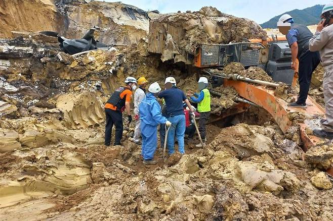 [봉화=뉴시스] 영풍 석포제련소에서 작업 중이던 굴착기가 전도돼 있다. (사진=경북소방본부 제공) 2025.06.13. photo@newsis.com *재판매 및 DB 금지