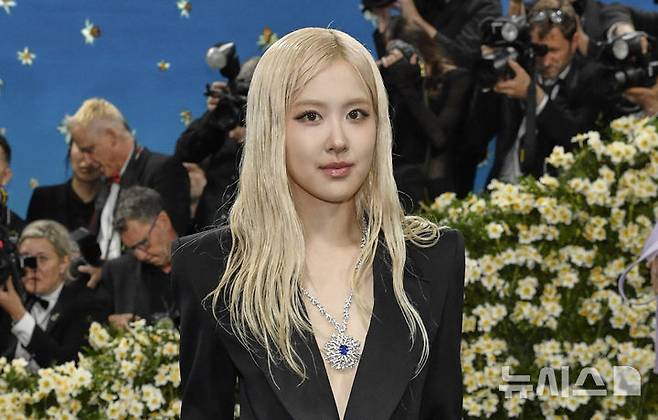 [뉴욕=AP/뉴시스] 블랙핑크 로제가 5일(현지 시간) 미국 뉴욕의 메트로폴리탄 미술관 의상 연구소 전시회 개막 기념 자선 갈라(멧 갈라) ‘슈퍼파인: 블랙 스타일 테일러링'(Superfine: Tailoring Black Style)’에 참석해 포토타임을 갖고 있다. 1948년에 시작된 멧 갈라는 매년 5월 첫째 주 월요일에 열리며 단순한 전시회 개막을 넘어 패션, 예술, 문화가 융합되는 글로벌 문화 행사로 자리매김했다. 2025.05.06.