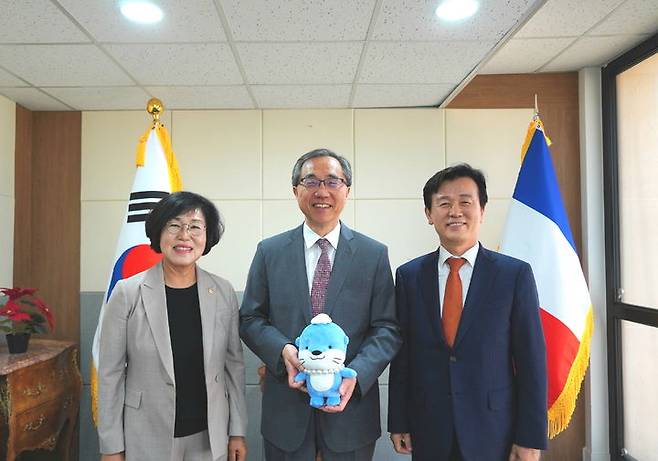 [진주=뉴시스]진주시, 문승현 주프랑스 대사와 문화산업 교류 협력.(사진=진주시 제공).2025.06.25.photo@newsis.com *재판매 및 DB 금지