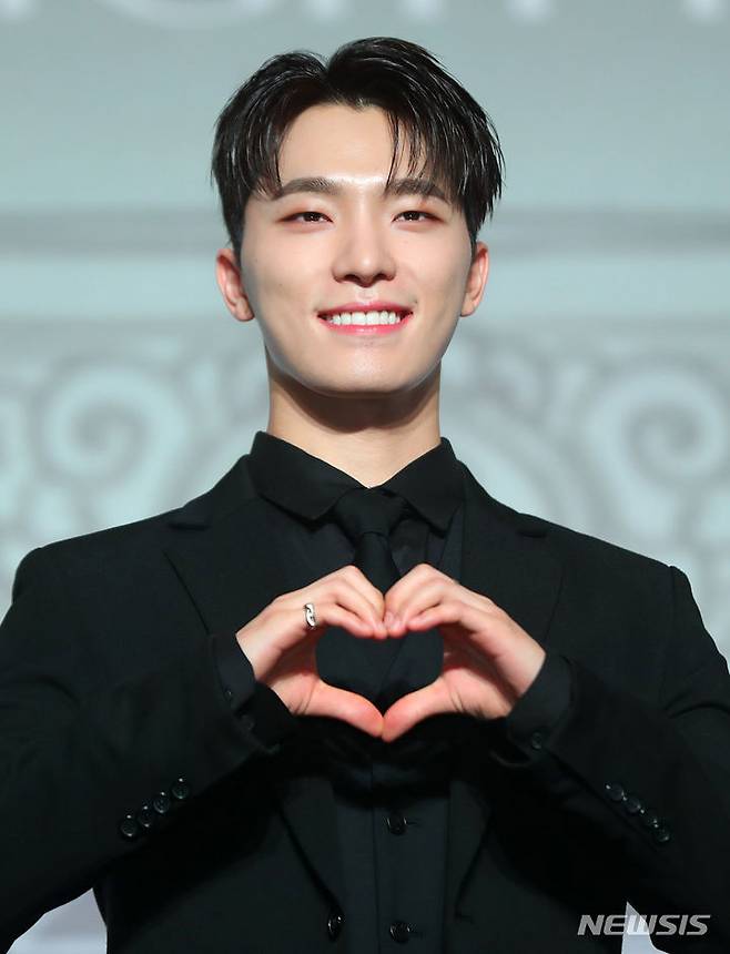 [서울=뉴시스] 김혜진 기자 = 그룹 세븐틴 디노가 29일 오후 서울 영등포구 여의도 콘래드 호텔에서 열린 세븐틴 베스트 앨범 '17 IS RIGHT HERE' 발매 기념 글로벌 기자간담회에서 포즈를 취하고 있다. 2024.04.29. jini@newsis.com