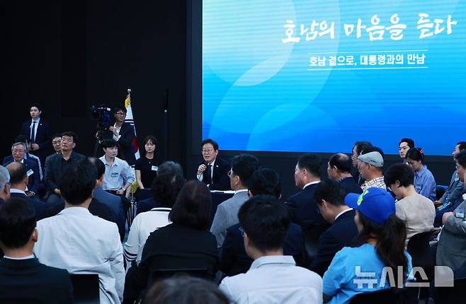 [광주=뉴시스] 고범준 기자 = 이재명 대통령이 25일 광주 국립아시아문화전당에서 열린 광주시민·전남도민 타운홀미팅에서 참석자 질문에 답하고 있다. 2025.06.25. bjko@newsis.com