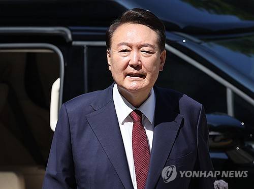 중앙지법 도착한 윤석열 전 대통령 (서울=연합뉴스) 윤석열 전 대통령이 23일 서울 서초구 서울중앙지방법원에서 열린 내란 우두머리 혐의·직권남용 권리행사 방해 혐의 사건 8차 공판에 출석하고 있다. 2025.6.23[사진공동취재단] photo@yna.co.kr