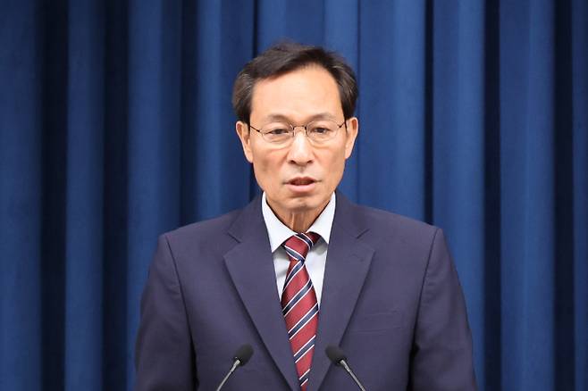 우상호 정무수석이 22일 용산 대통령실에서 이재명 대통령과 여야지도부 오찬 관련 브리핑을 하고 있다. 연합뉴스