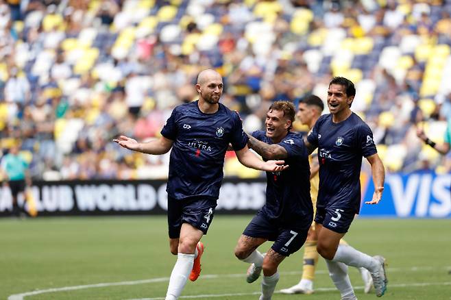 오클랜드 시티의 크리스티안 그레이(왼쪽). 연합뉴스