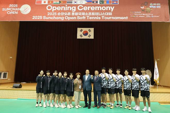 24일 2025 순창오픈 종합소프트테니스대회 개회식에서 최영일 순창군수(가운데) 등 관계자들과 선수들이 선전을 다짐하고 있다. 대한소프트테니스협회