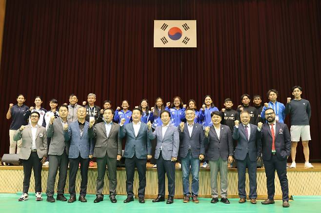순창 오픈 걔회식에서 필리핀 선수단이 관계자들과 기념 촬영한 모습. 협회