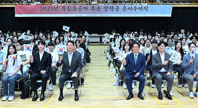 오세훈 서울시장이 25일 서울시청에서 진행된 독립유공자 후손 장학금 증서수여식에 참석중이다. 서울시 제공