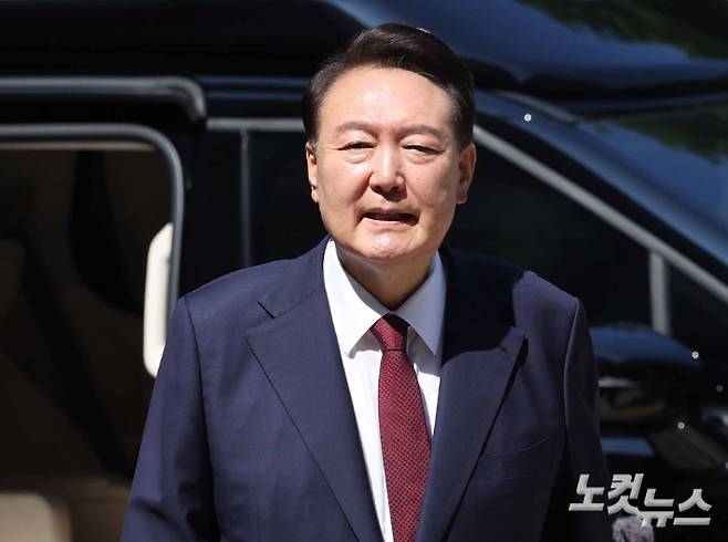 윤석열 전 대통령이 23일 오전 서울 서초구 서울중앙지방법원에서 내란 우두머리 혐의 사건 8차 공판에 출석하고 있다. 사진공동취재단