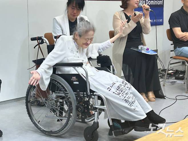 찬양에 맞추어 춤을 추는 송명희 시인.  뇌성마비 장애인인 송명희 시인이 찬양 시 창작 사역 40주년을 맞아 지난 21일 경기도 분당 만나교회에서 신작 '그 나라' 를 발표했다.