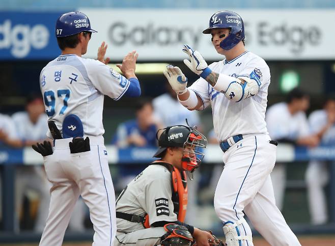 25일 대구 삼성라이온즈파크에서 열린 2025 프로야구 한화 이글스와 삼성 라이온즈의 경기. 3회말 무사 상황에서 타석에 선 삼성 박병호가 솔로 홈런을 친 후 홈으로 들어오며 기뻐하고 있다. 연합뉴스