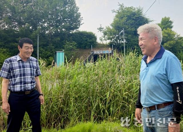 접경지역인 경기 파주시 탄현면 대동리 들녘에서 유성수씨(오른쪽)가 신영균 탄현농협 조합장과 북한의 대남방송 중단에 대해 이야기를 나누면서 환하게 웃고 있다.