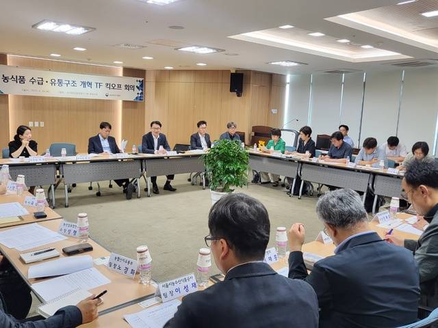 농림축산식품부는 24일 ‘농식품 수급·유통구조 개혁 TF’ 킥오프 회의를 열고 품목별 수급·가격 안정 대책 등을 논의했다. 농식품부