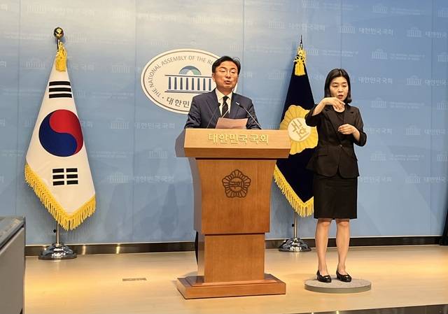 25일 국회에서 신장식 조국혁신당 의원(비례대표)이 기자회견을 열고 ‘송미령 농림부 장관 5대 실천 행동 요구’를 밝히고 있다.