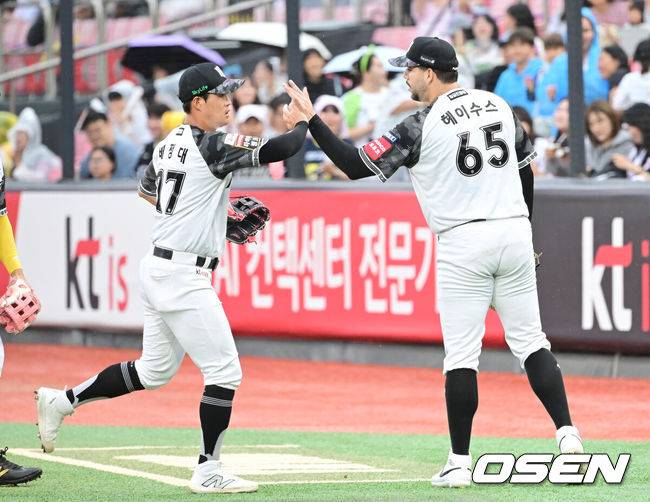 [OSEN=수원, 김성락 기자] 24일 오후 수원 KT위즈파크에서 2025 신한 SOL Bank KBO리그 KT 위즈와 LG 트윈스의 경기가 열렸다.KT는 헤이수스, 엘지는 치리노스를 선발투수로 내세웠다1회초 종료 후 KT 중견수 배정대, 투수 헤이수스가 하이파이브를 하고 있다. 2025.06.24 / ksl0919@osen.co.kr