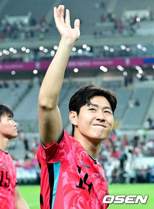 [OSEN=상암, 조은정 기자]대한민국 대표팀이 무려 15년 만에 패배 없이 최종예선을 마무리했다.&nbsp;홍명보 감독이 이끄는 대한민국&nbsp;축구 국가대표팀은 10일 서울월드컵경기장에서 열린&nbsp;2026 국제축구연맹(FIFA) 북중미 월드컵 아시아지역 최종예선 3차 예선 B조 10차전에서 쿠웨이트와 맞붙어 4-0으로 대승했다.대표팀 이강인이 관중을 향해 인사를 하고 있다. 2025.06.10 /cej@osen.co.kr