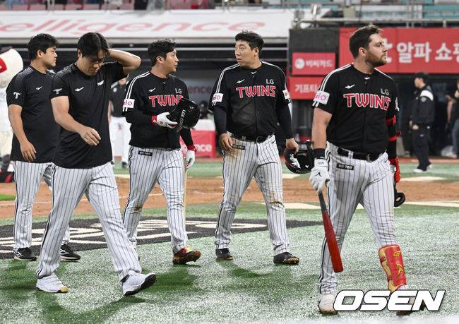 [OSEN=수원, 김성락 기자] 24일 오후 수원 KT위즈파크에서 2025 신한 SOL Bank KBO리그 KT 위즈와 LG 트윈스의 경기가 열렸다.이날 경기는 KT 위즈가 LG 트윈스를 상대로 5-0으로 승리했다.경기 종료 후 LG 선수들이 아쉬워하고 있다. 2025.06.24 / ksl0919@osen.co.kr