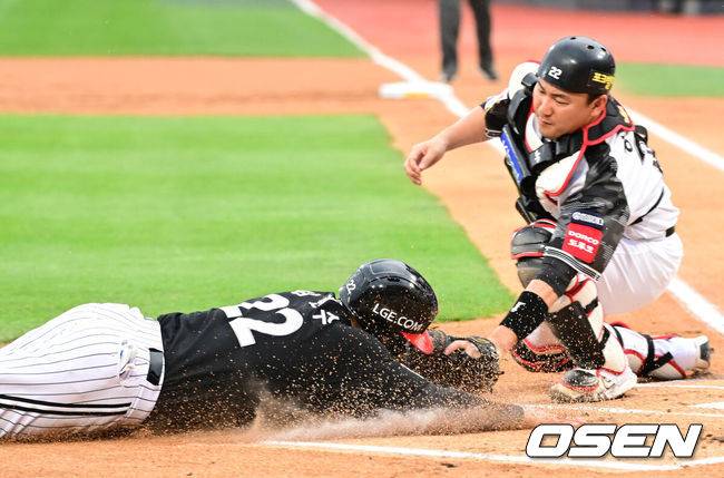[OSEN=수원, 김성락 기자] 24일 오후 수원 KT위즈파크에서 2025 신한 SOL Bank KBO리그 KT 위즈와 LG 트윈스의 경기가 열렸다.KT는 헤이수스, 엘지는 치리노스를 선발투수로 내세웠다1회초 1사 만루 LG 문성주의 중견수 플라이 때 3루주자 김현수가 홈으로 내달렸지만 KT 포수 장서우에게 태그아웃되고 있다. 2025.06.24 / ksl0919@osen.co.kr