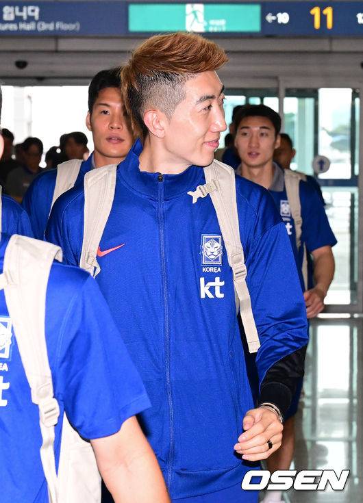 [OSEN=인천공항, 김성락 기자] 대한민국 축구 국가대표팀이 6일 오전 3시 15분(한국시간) 이라크와&nbsp;2026 국제축구연맹(FIFA) 북중미 월드컵 아시아 3차 예선 B조 경기를 치르기 위해 이라크 원정 출국길에 올랐다.한국은 B조에서 선두(4승 4무, 승점 16)를 달리고 있다. 2위는&nbsp;요르단(승점 13), 3위는 이라크(승점 12). 홍명보호는 남은 2경기에서 승점 1만 추가하면 11회 연속 본선 진출을 확정한다.축구대표팀 조현우가 취재진의 질문에 대답하고 있다. 2025.06.02 / ksl0919@osen.co.kr