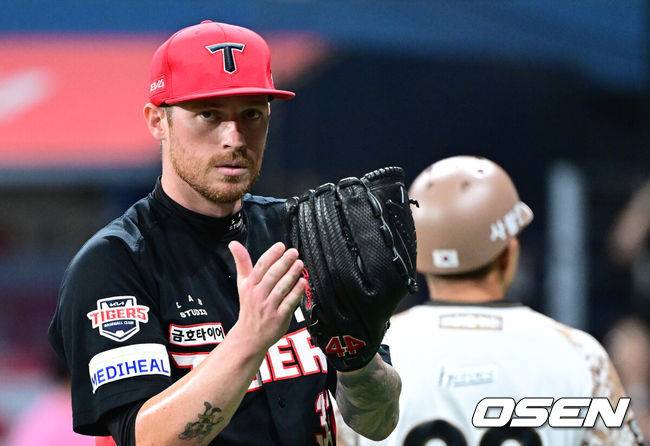 [OSEN=고척, 최규한 기자] 25일 서울 고척스카이돔에서 ‘2025 신한 SOL Bank KBO리그’ 키움 히어로즈와 KIA 타이거즈의 경기가 열렸다.홈팀 키움은 라클란 웰스, 방문팀 KIA는 애덤 올러를 선발로 내세웠다.6회말 키움 공격을 삼자범퇴로 막아낸 KIA 선발 애덤 올러가 더그아웃으로 향하며 박수를 보내고 있다. 2025.06.25 / dreamer@osen.co.k