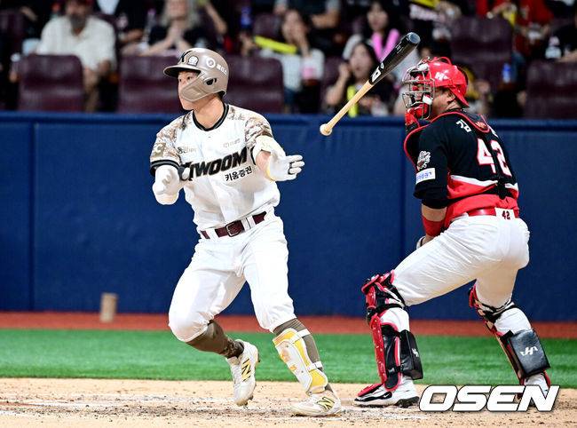 [OSEN=고척, 최규한 기자] 25일 서울 고척스카이돔에서 ‘2025 신한 SOL Bank KBO리그’ 키움 히어로즈와 KIA 타이거즈의 경기가 열렸다.홈팀 키움은 라클란 웰스, 방문팀 KIA는 애덤 올러를 선발로 내세웠다.4회말 2사 1, 3루 상황 키움 주성원이 추격의 1타점 적시타를 날리고 있다. 2025.06.25 / dreamer@osen.co.kr